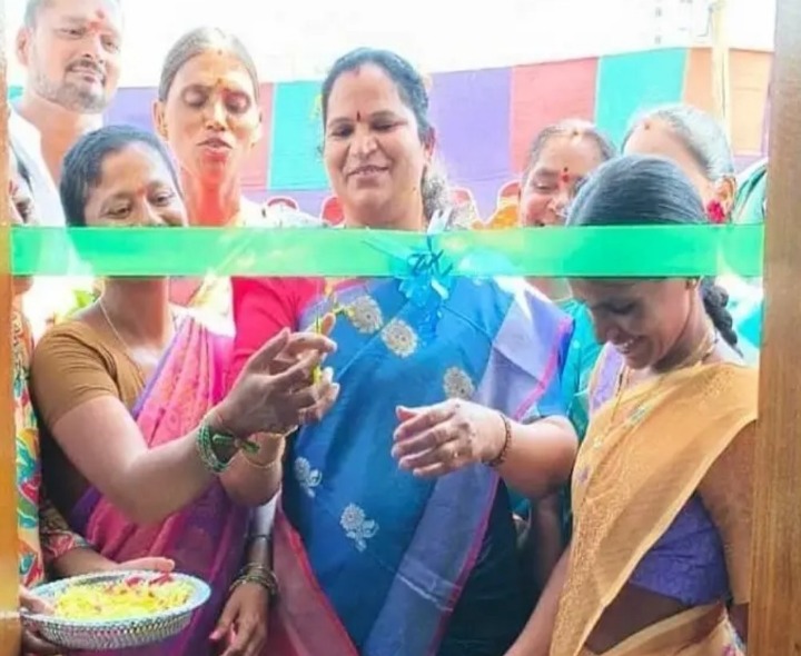 ఇందిరమ్మ ఇంటిని ప్రారంభించిన మంత్రి సతీమణి