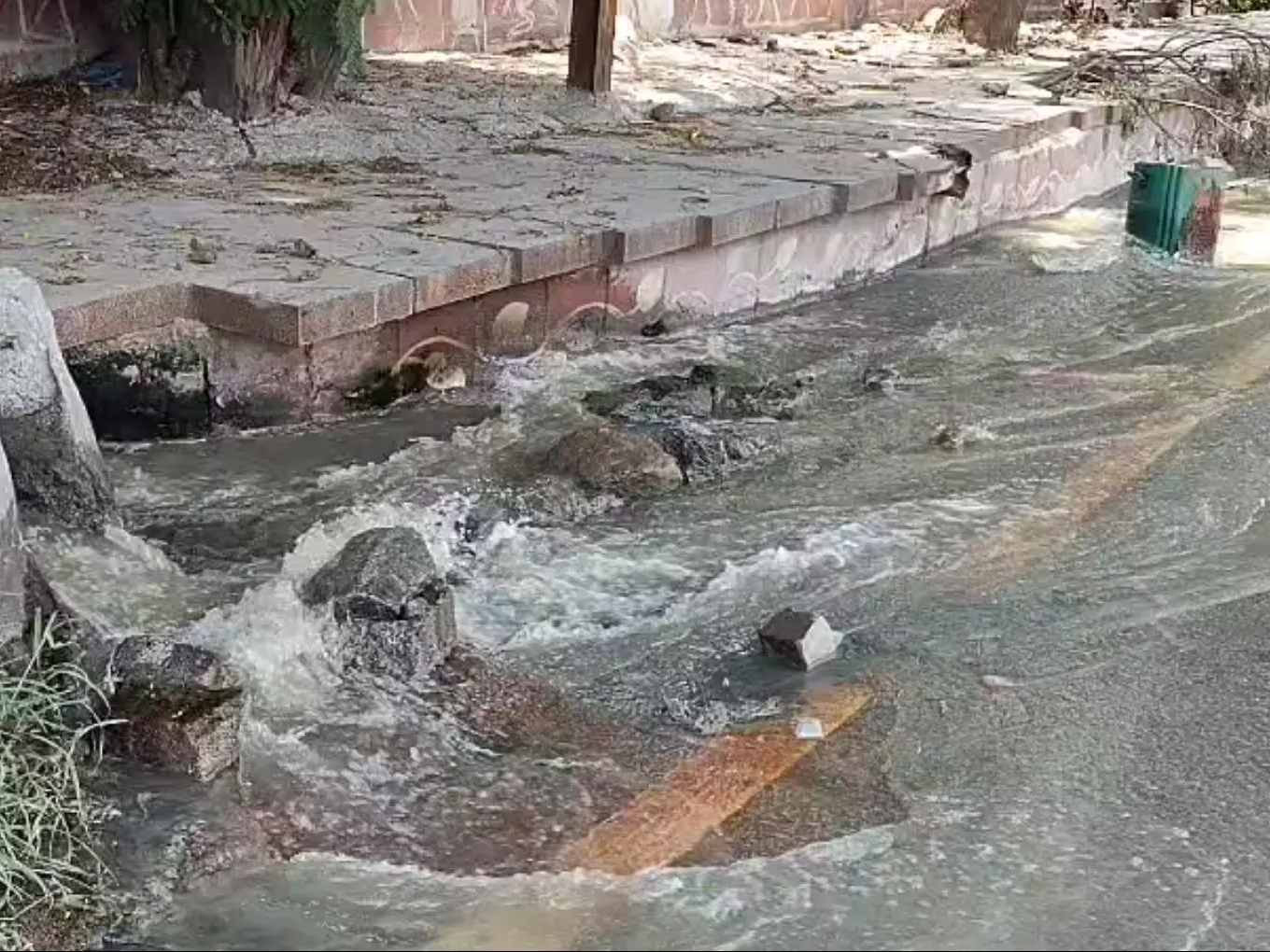 HYD రోడ్లపై పొంగిపొర్లుతున్న డ్రైనేజీ..!