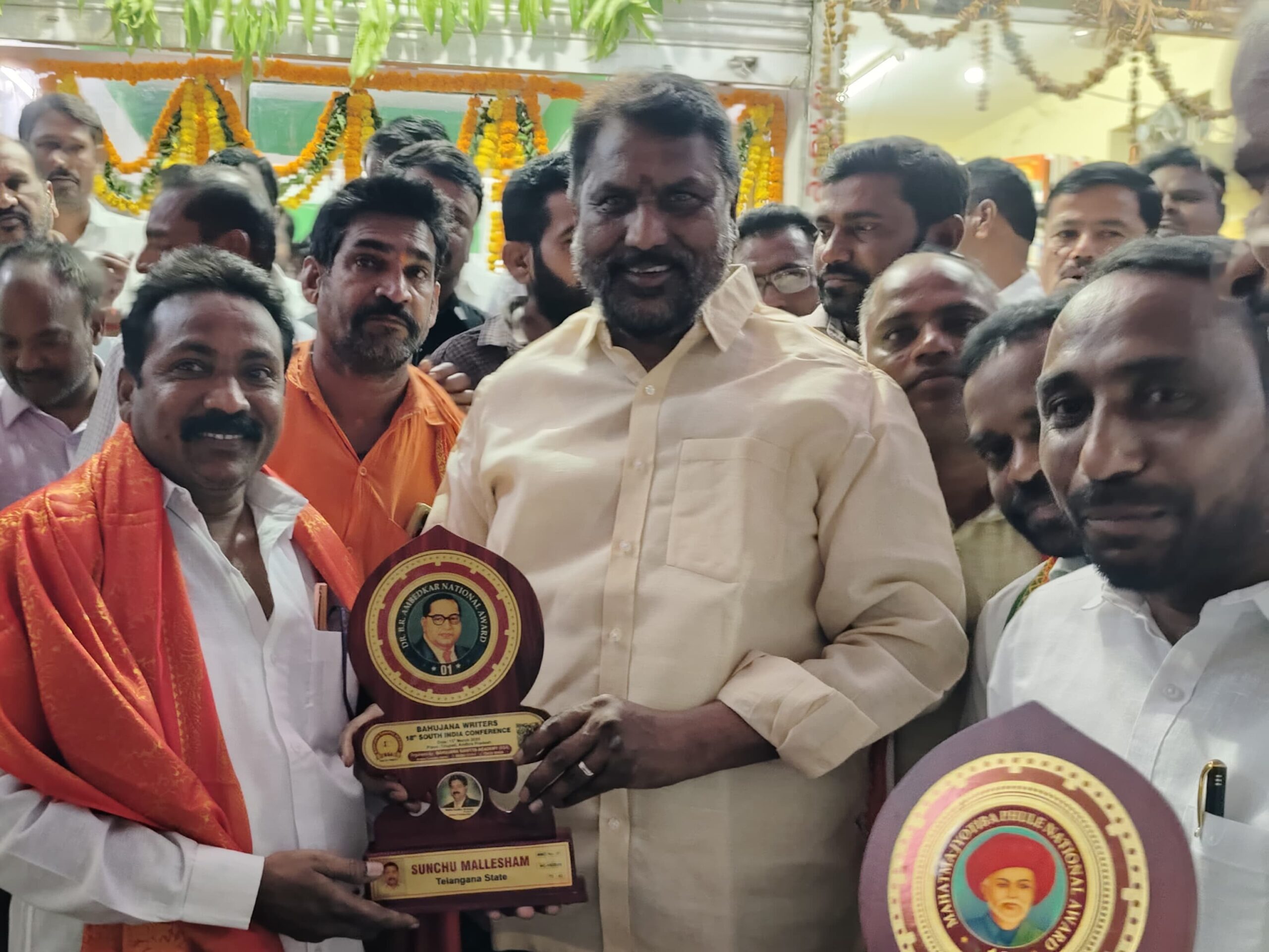 ‘అవార్డు గ్రహీతలను అభినందించిన మంత్రి’