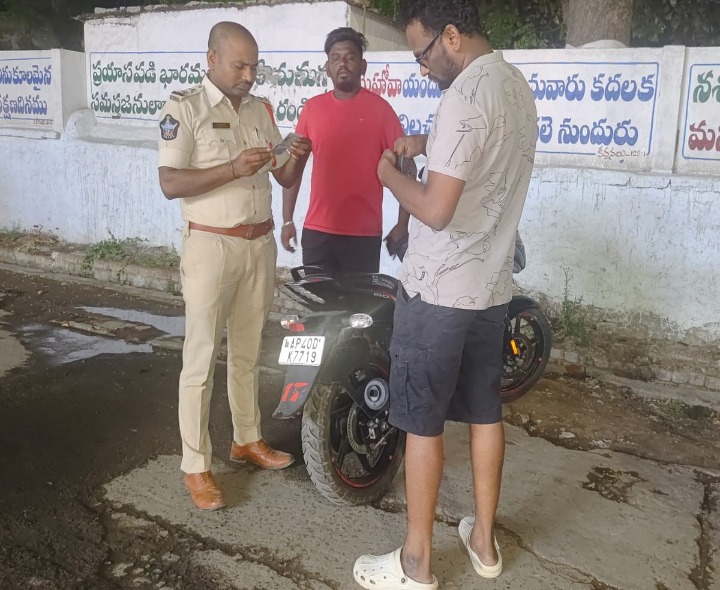 వేములపాడు రోడ్డులో ఈ-చలాన్ల విధింపు