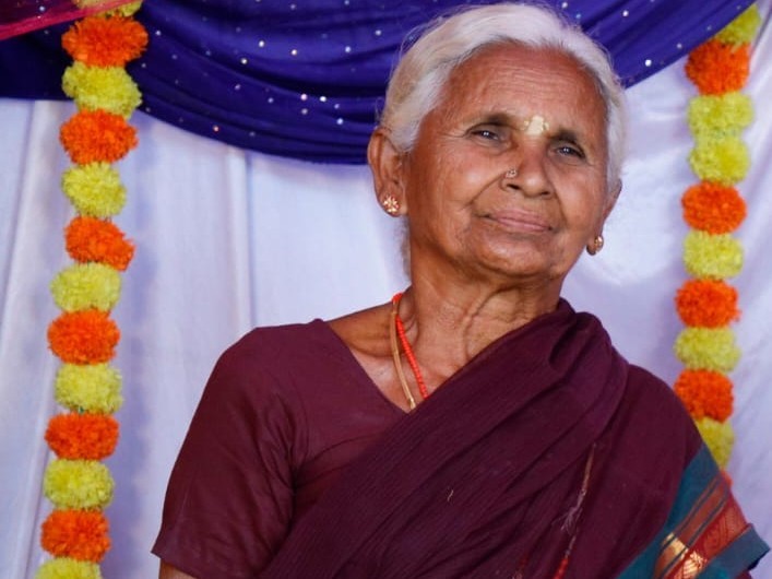 కోతుల దాడిలో మహిళ మృతి.!