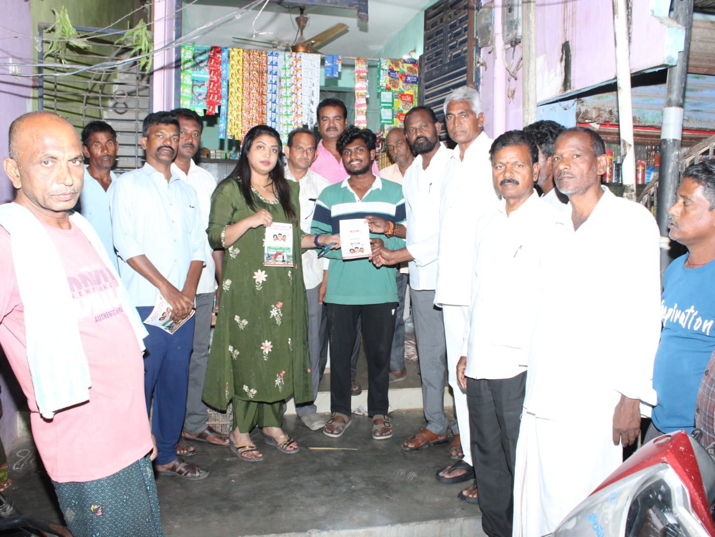 పోలాకిలో ఇంటింటి ప్రచారం