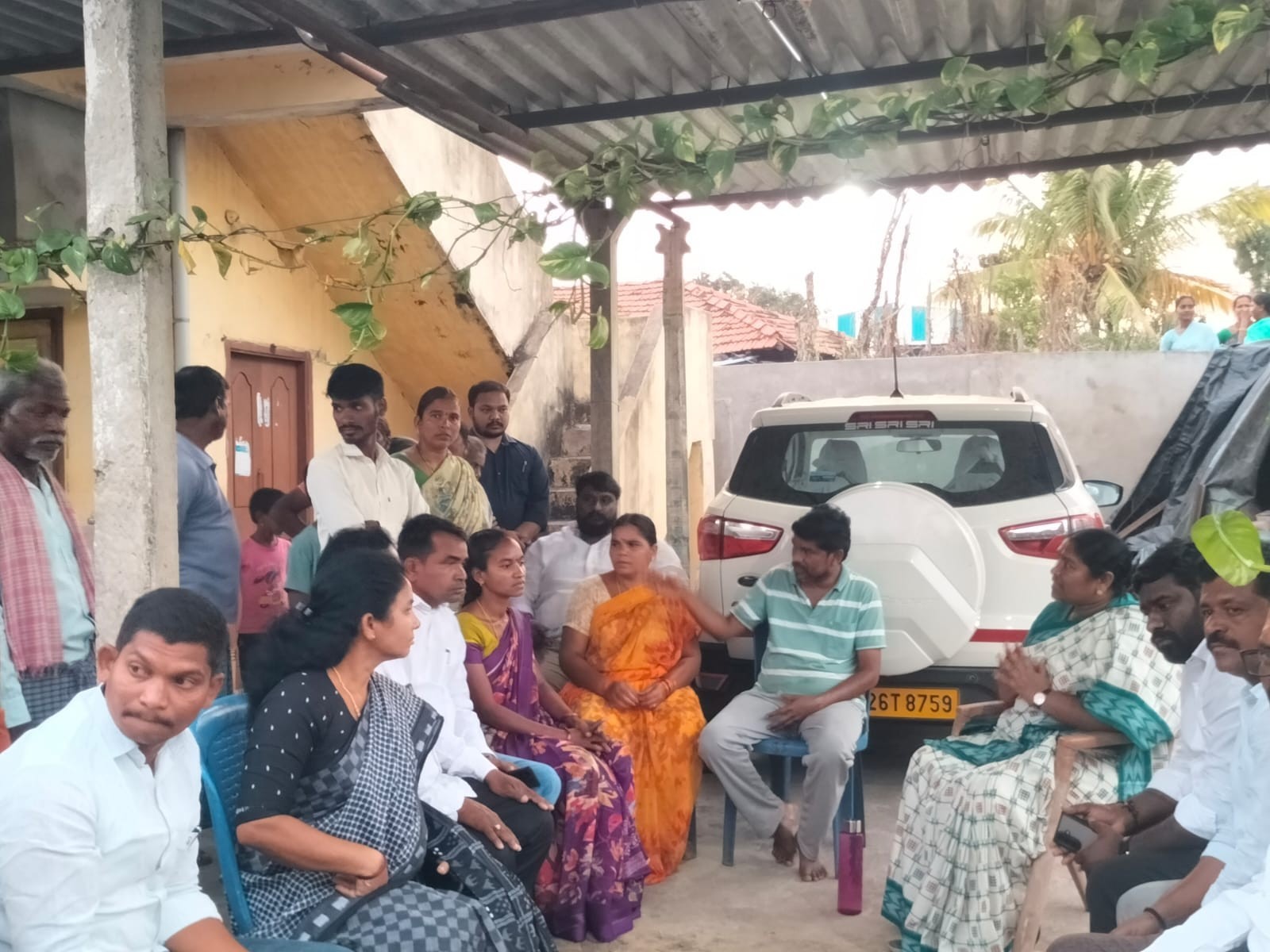 బాధిత కుటుంబాన్ని పరామర్శించిన మంత్రి సీతక్క