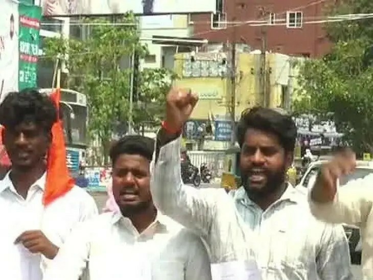 బడ్జెట్ ప్రతులను తగులబెట్టిన ఏబీవీపీ నేతలు