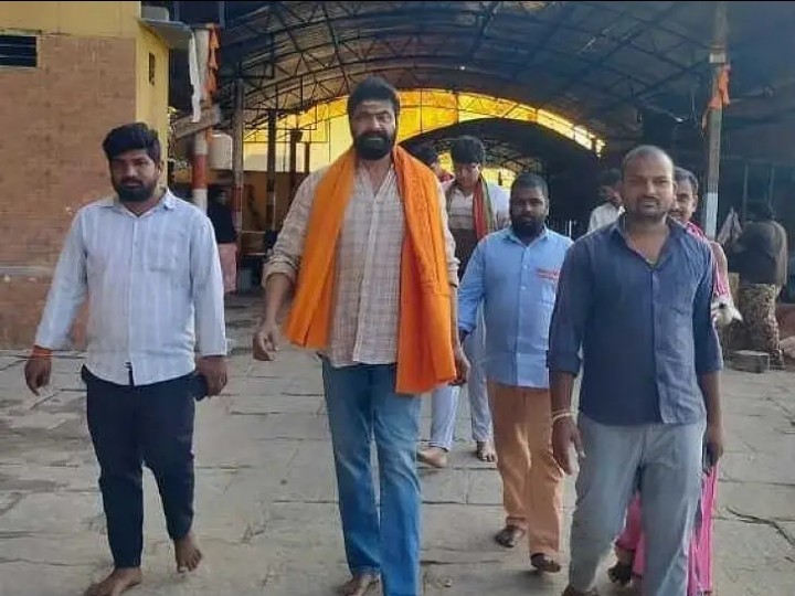 ఉమామహేశ్వర ఆలయంలో సినీ నటుడు సందడి