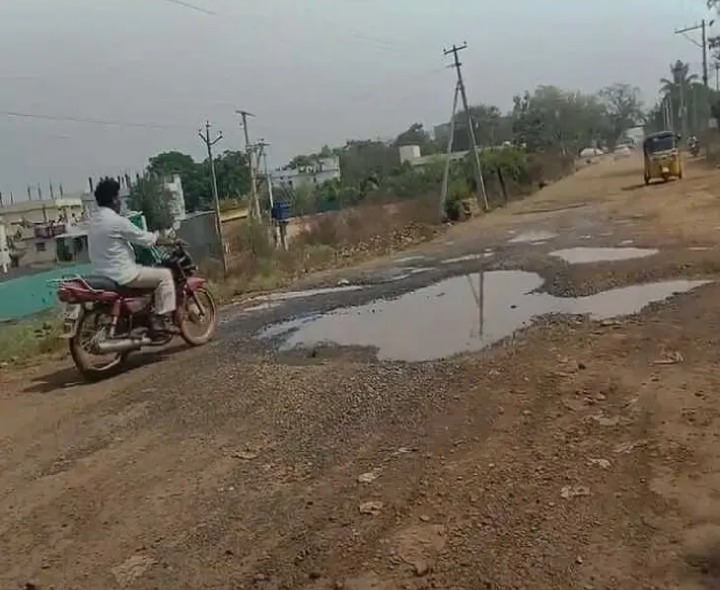 అధ్వాన్నంగా రోడ్లు.. ప్రమాదాల అంచున వాహనదారులు