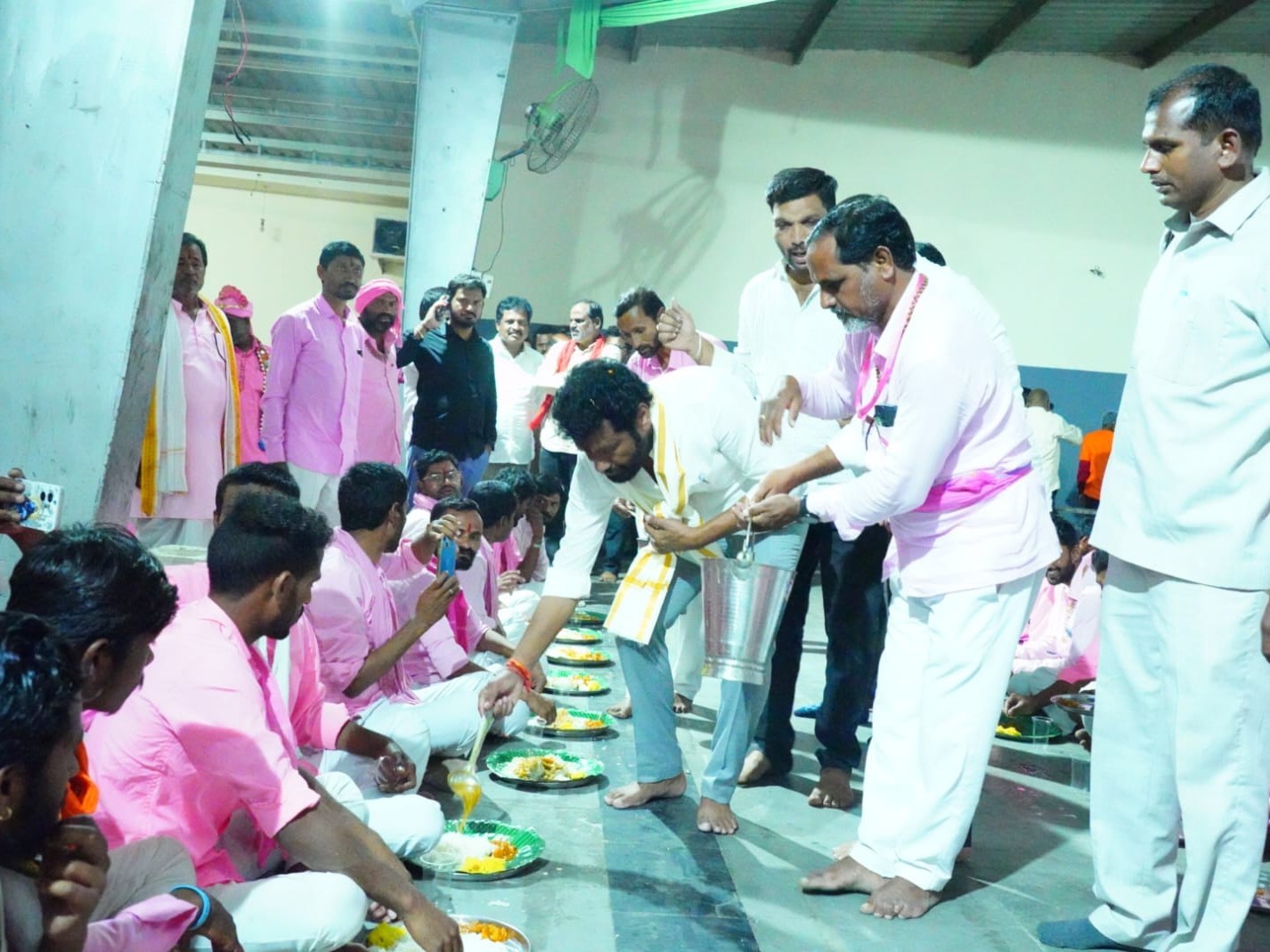 భక్తులకు వడ్డన చేసిన MLA అనిల్ జాదవ్