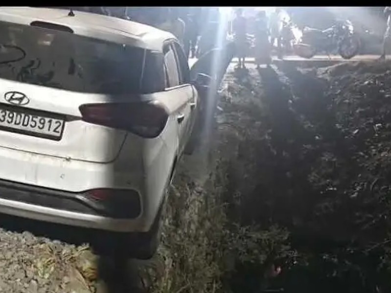 తప్పిన ప్రమాదం.. కాలువలోకి దూసుకెళ్లిన కారు