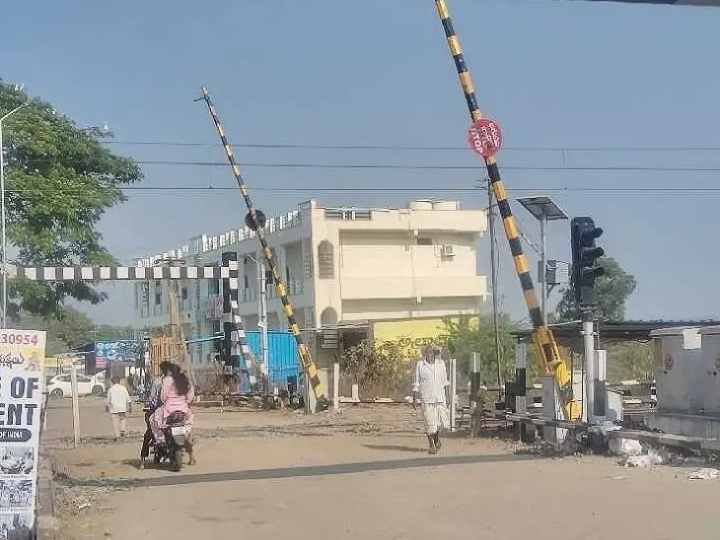 తొమ్మిది రోజుల తరువాత తెరుచుకున్న రైల్వేగేటు