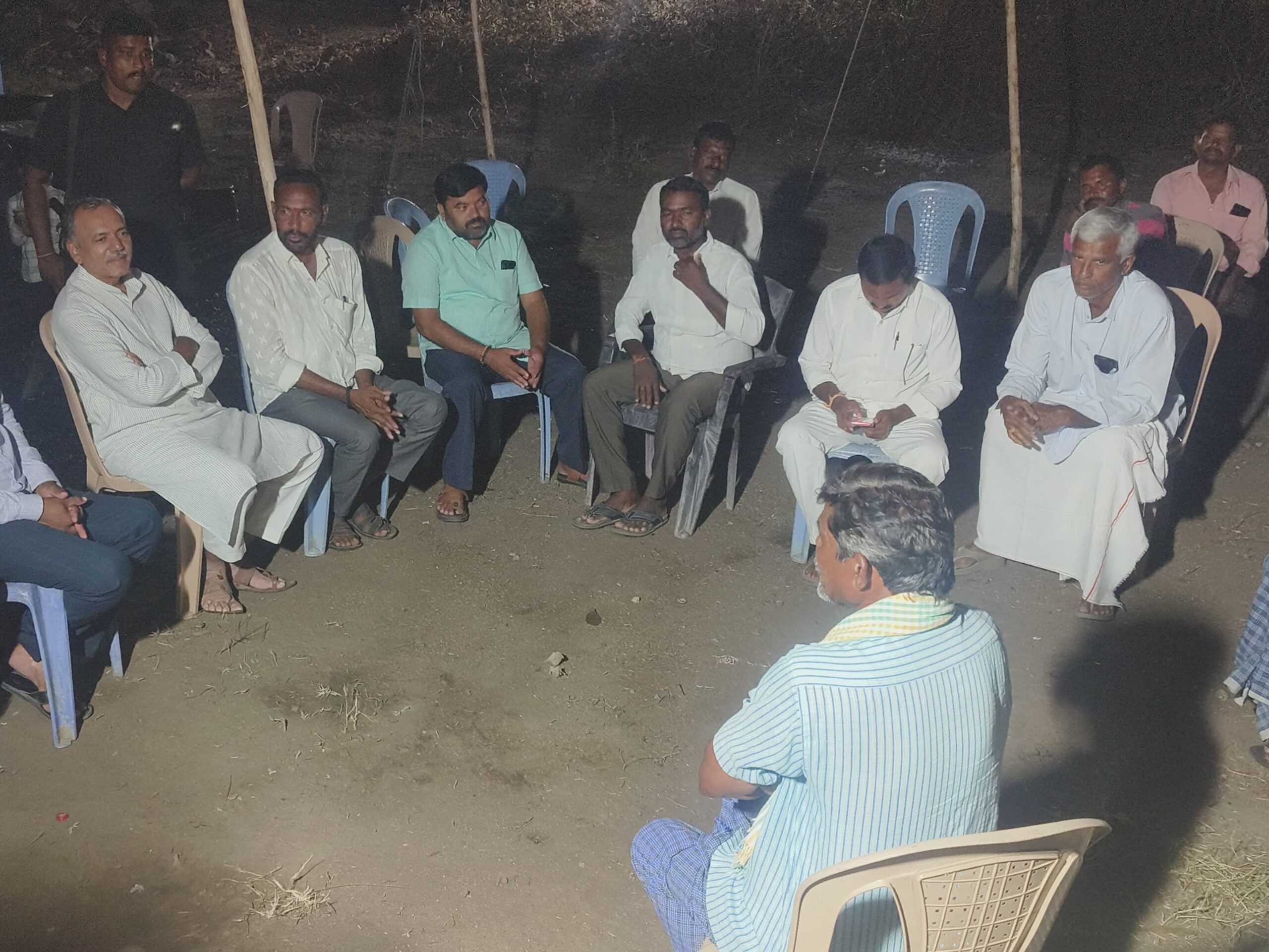 బాధిత కుటుంబాలను పరామర్శించిన మాజీ ఎమ్మెల్యే