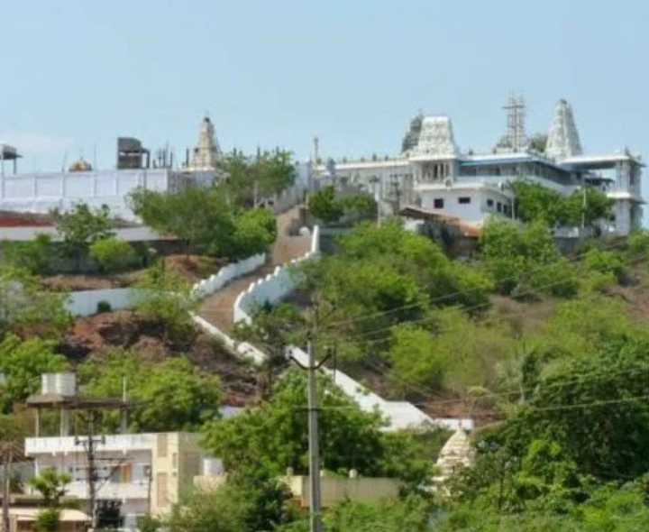 విజయవాడ ఆలయంలో ఇంటి దొంగలు