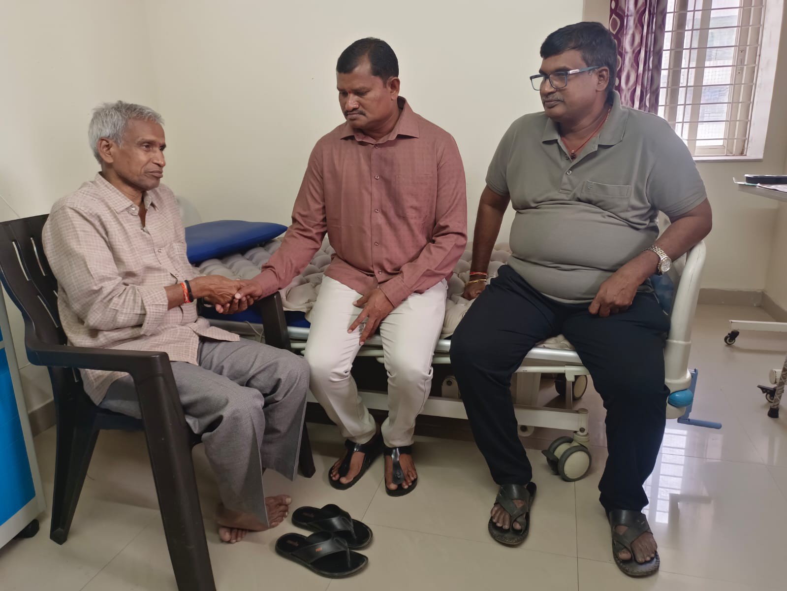 సంక ప్రసాద్ కుటుంబాన్ని పరామర్శించిన ఎమ్మెల్యే