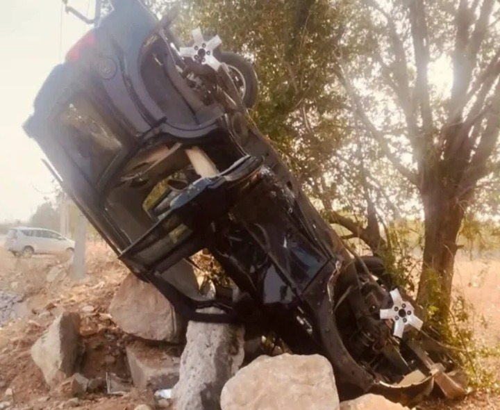 కారు బోల్తా.. ఆరుగురికి గాయాలు
