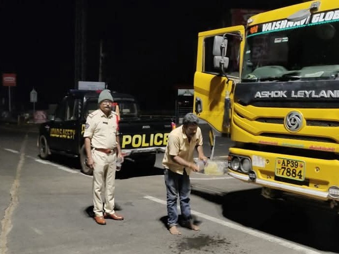 అర్ధరాత్రి ఆపి మరీ ముఖం కడిగిస్తున్న పోలీసులు