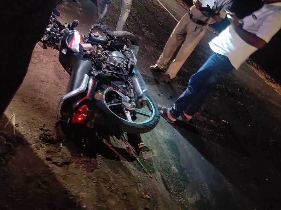 రోడ్డు ప్రమాదం.. యువకుడికి తీవ్ర గాయాలు