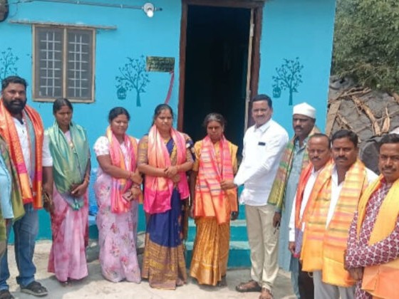 పేద ముస్లీం మహిళకు ఇల్లు కట్టిచ్చిన డాక్టర్