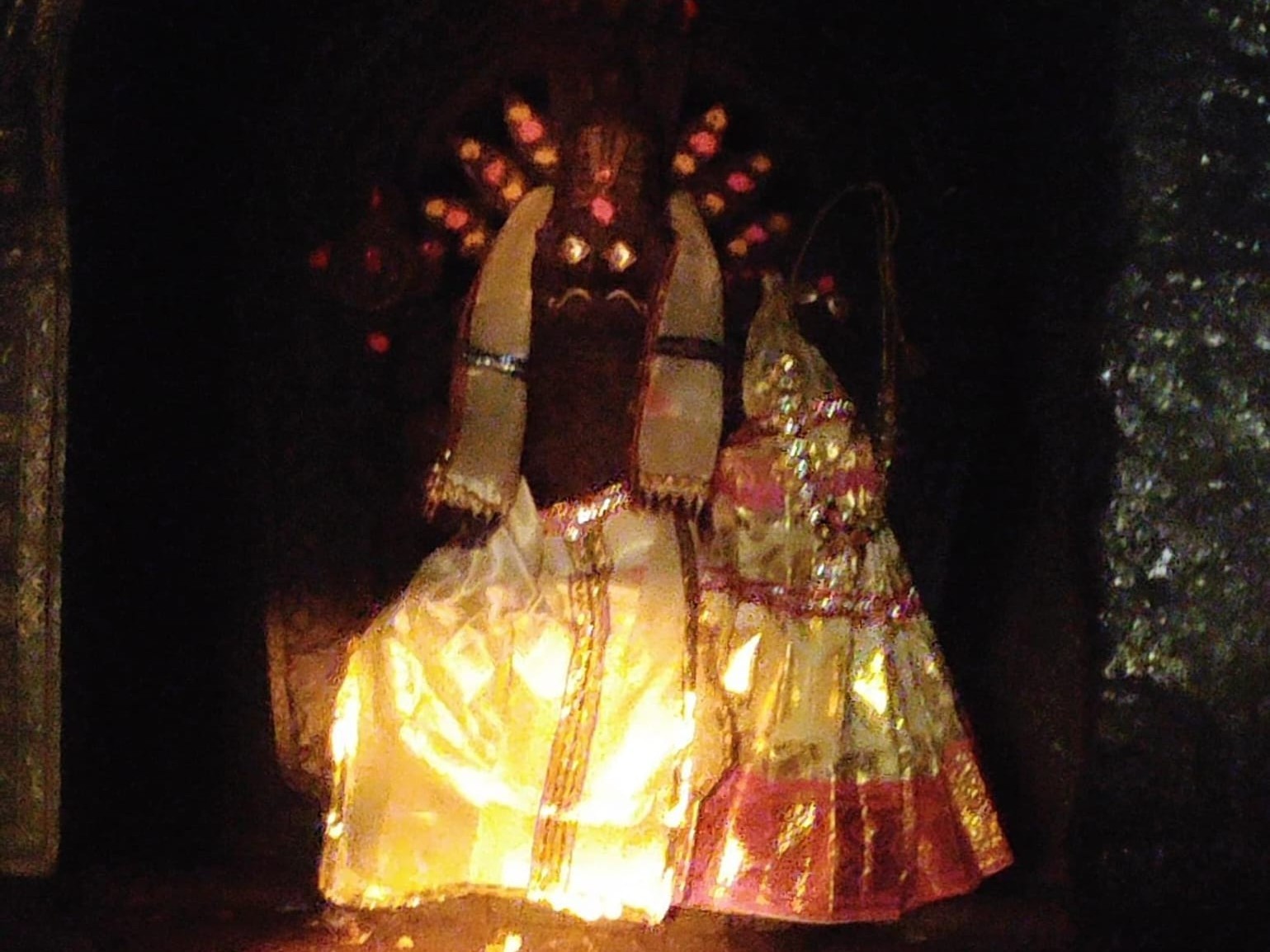 స్వామి వారి పాదాలను తాకిన తొలి సూర్య కిరణాలు