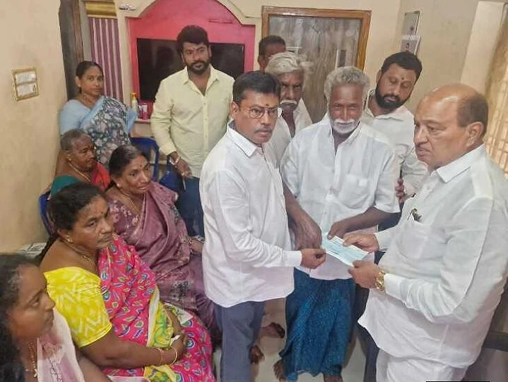 రూ.25 వేల చెక్కు పంపిణీ చేసిన ఎమ్మెల్యే