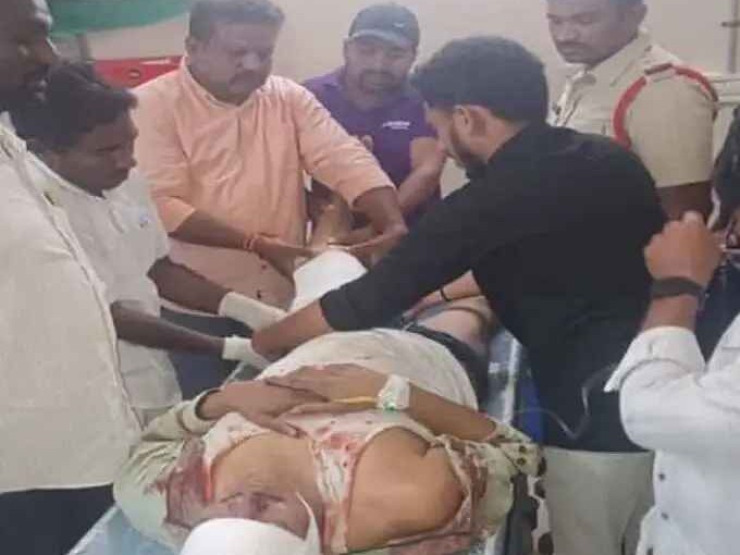 రోడ్డు ప్రమాదంలో తండ్రి, కొడుకుకు గాయాలు