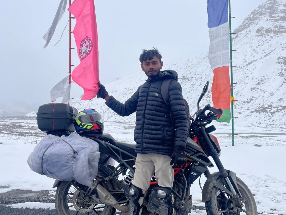 KCR పై అభిమానంతో 2,155 K.Mల బైక్ యాత్ర