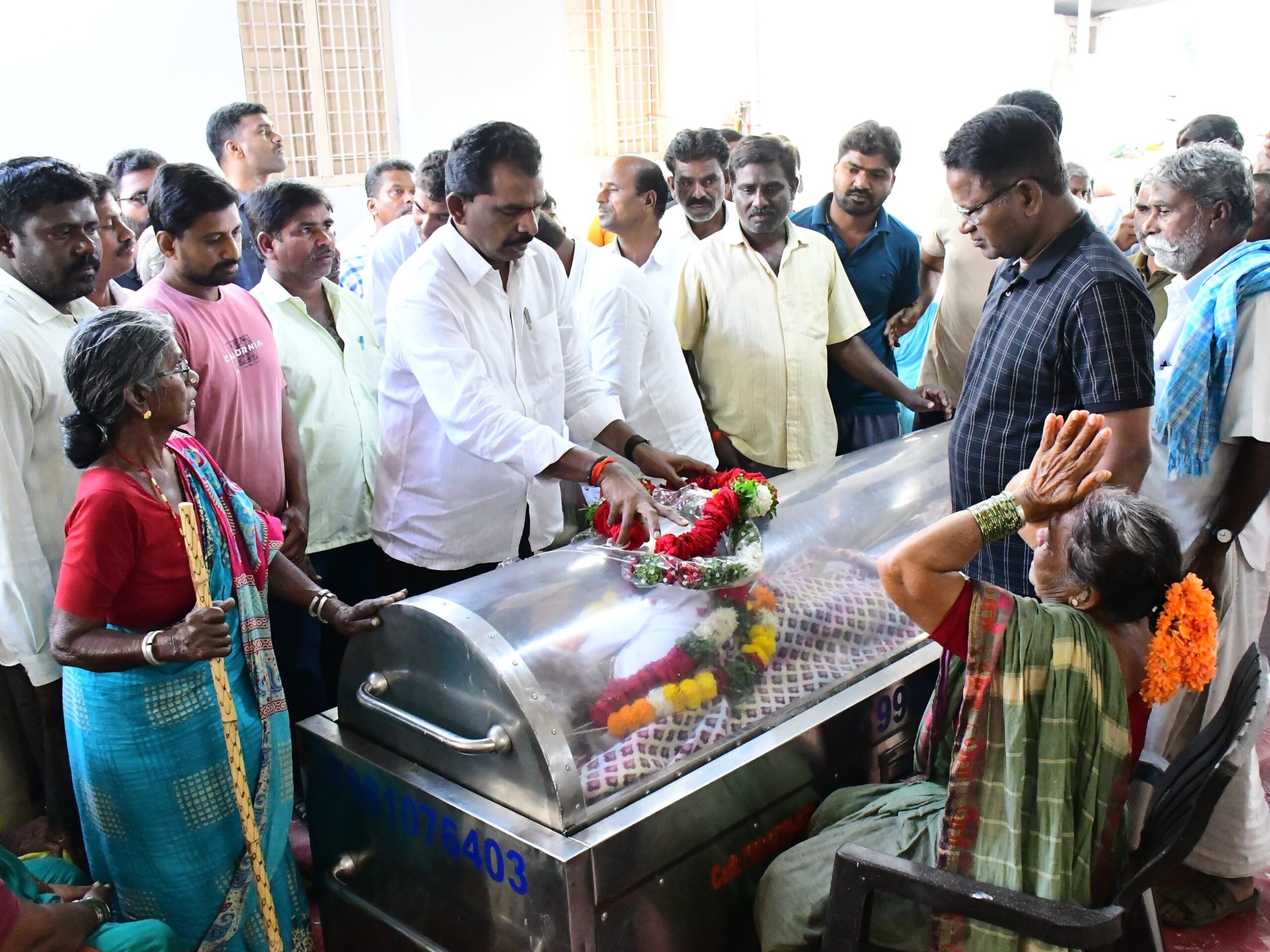 కాంగ్రెస్ కార్యకర్త మృతి.. పరామర్శించిన ఎమ్మెల్యే