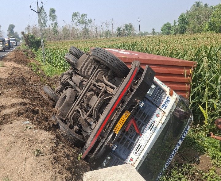 రోడ్డు ప్రమాదంలో లారీ బోల్తా