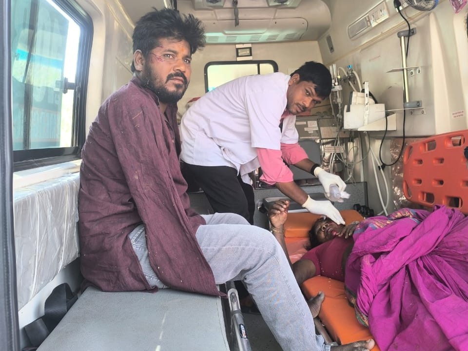 వాహనానికి ఎదురొచ్చిన జింక.. ముగ్గురికి గాయాలు