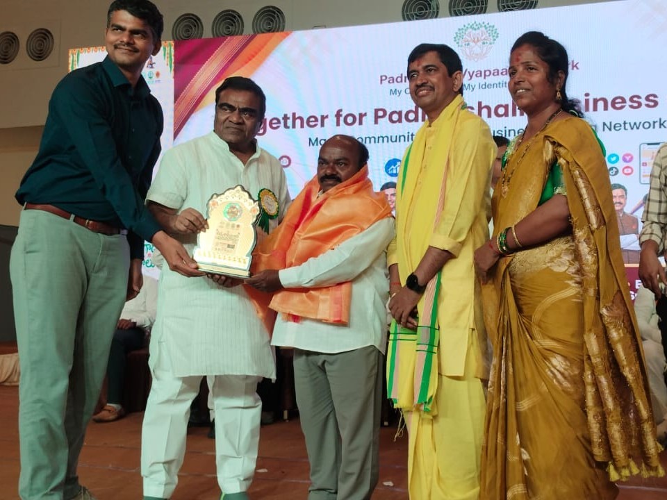 పద్మశాలి ఉగాది పురస్కారం అందుకున్న మధుకర్