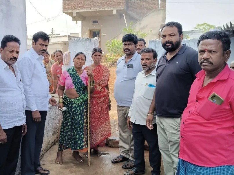 ఇందిరమ్మ ఇల్లును మంజూరు చేయిస్తా: సర్పంచ్