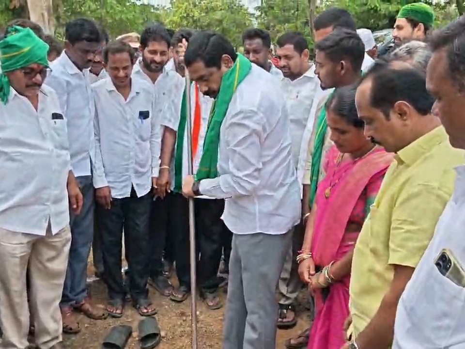 ఇందిరమ్మ ఇంటి నిర్మాణాన్ని శంకుస్థాపన చేసిన ఎమ్మెల్యే