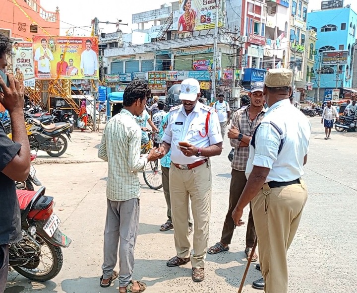 వేగం కన్నా ప్రాణం ముఖ్యం: ట్రాఫిక్ ఎస్సై ఆరోన్