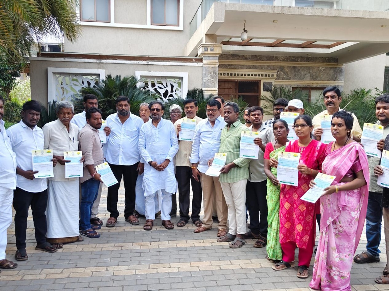 ‘సీఎం సహాయనిధి చెక్కులు పంపిణీ’