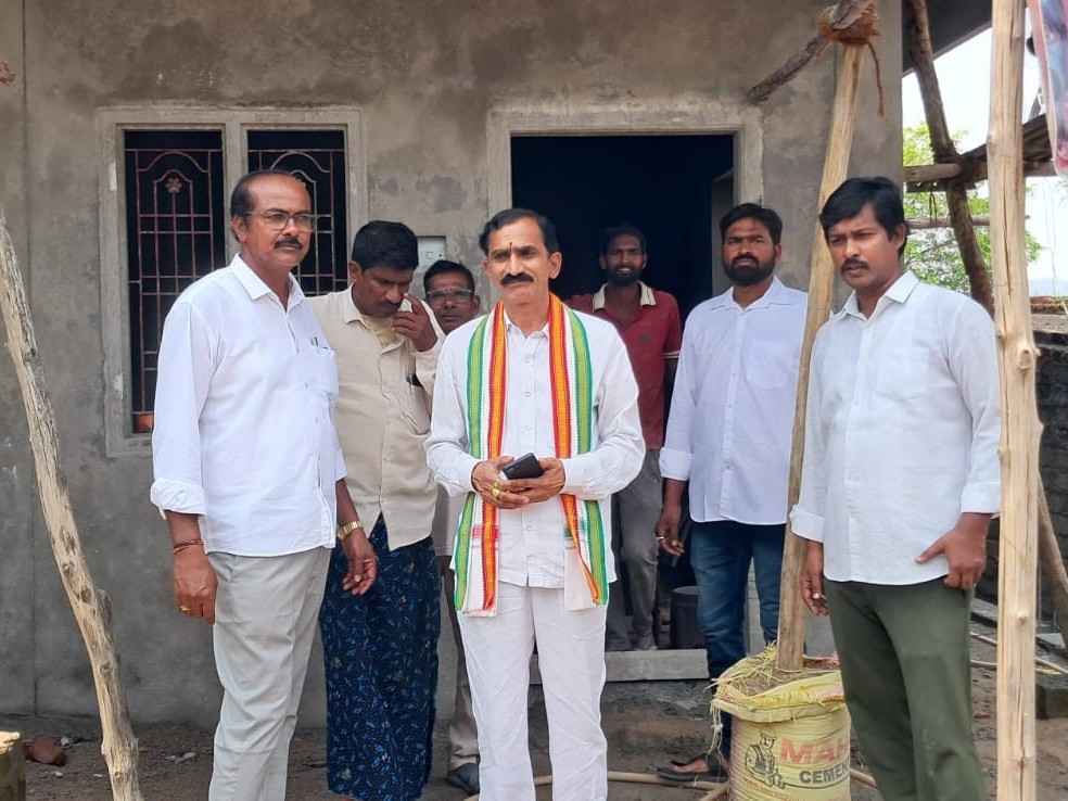 ఇందిరమ్మ ఇళ్లను పరిశీలించిన కాంగ్రెస్ నాయకులు