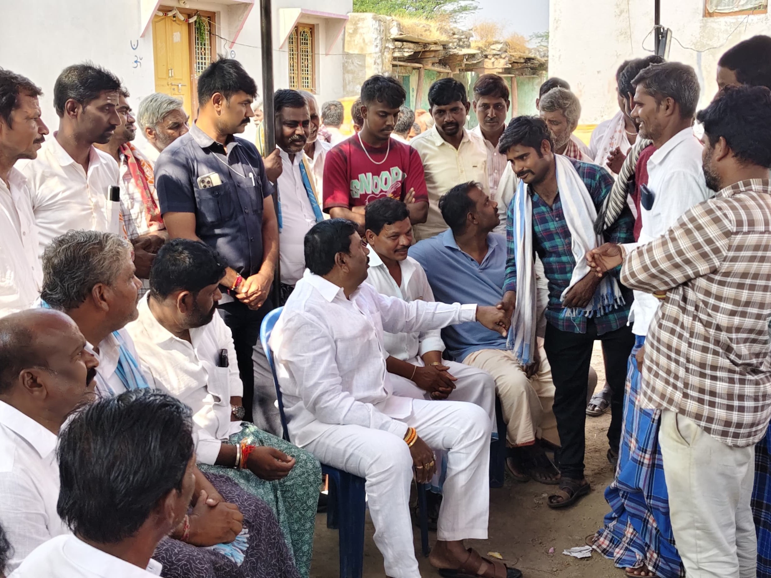 వైసీపీ నాయకుడి భౌతికకాయానికి ఎమ్మెల్యే నివాళులు