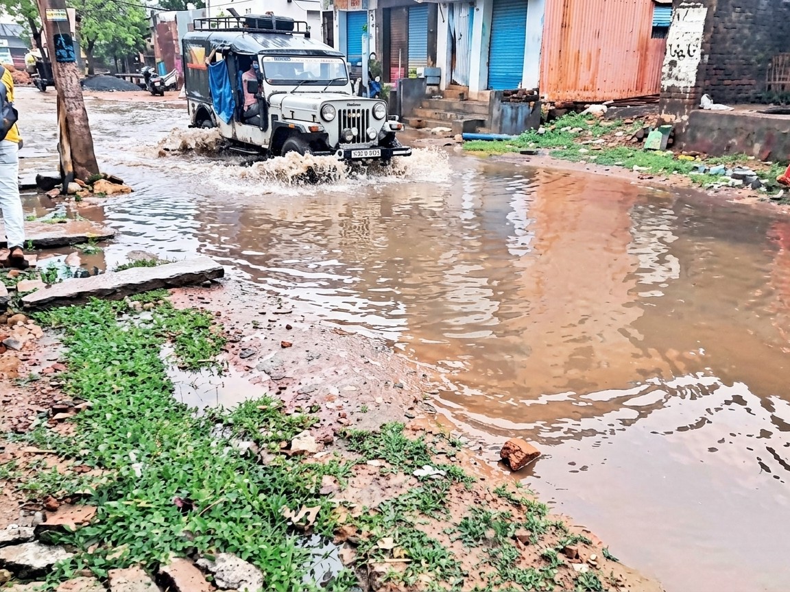 వర్షాలతో చెరువుల్లా మారిన రోడ్లు