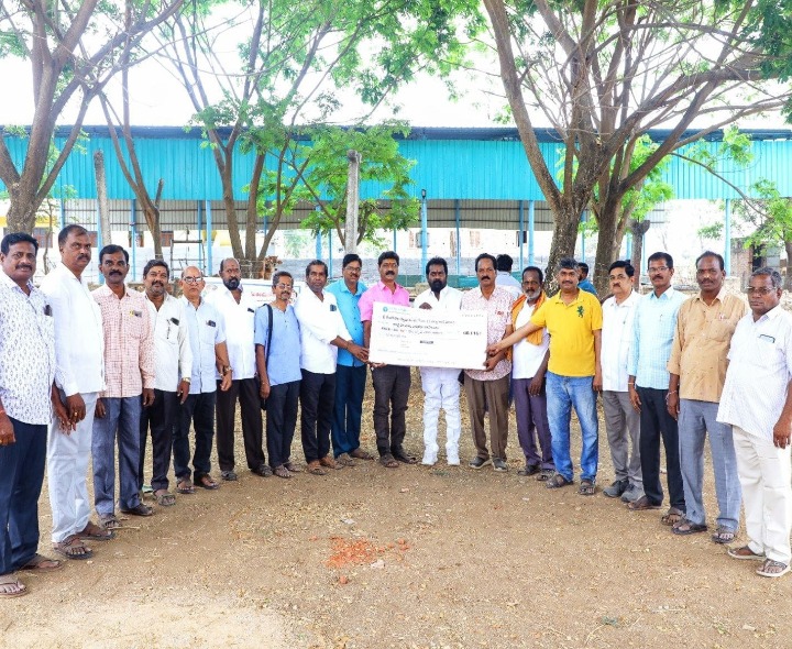 గోశాల అభివృద్ధికి పూర్వ విద్యార్థుల భారీ విరాళం