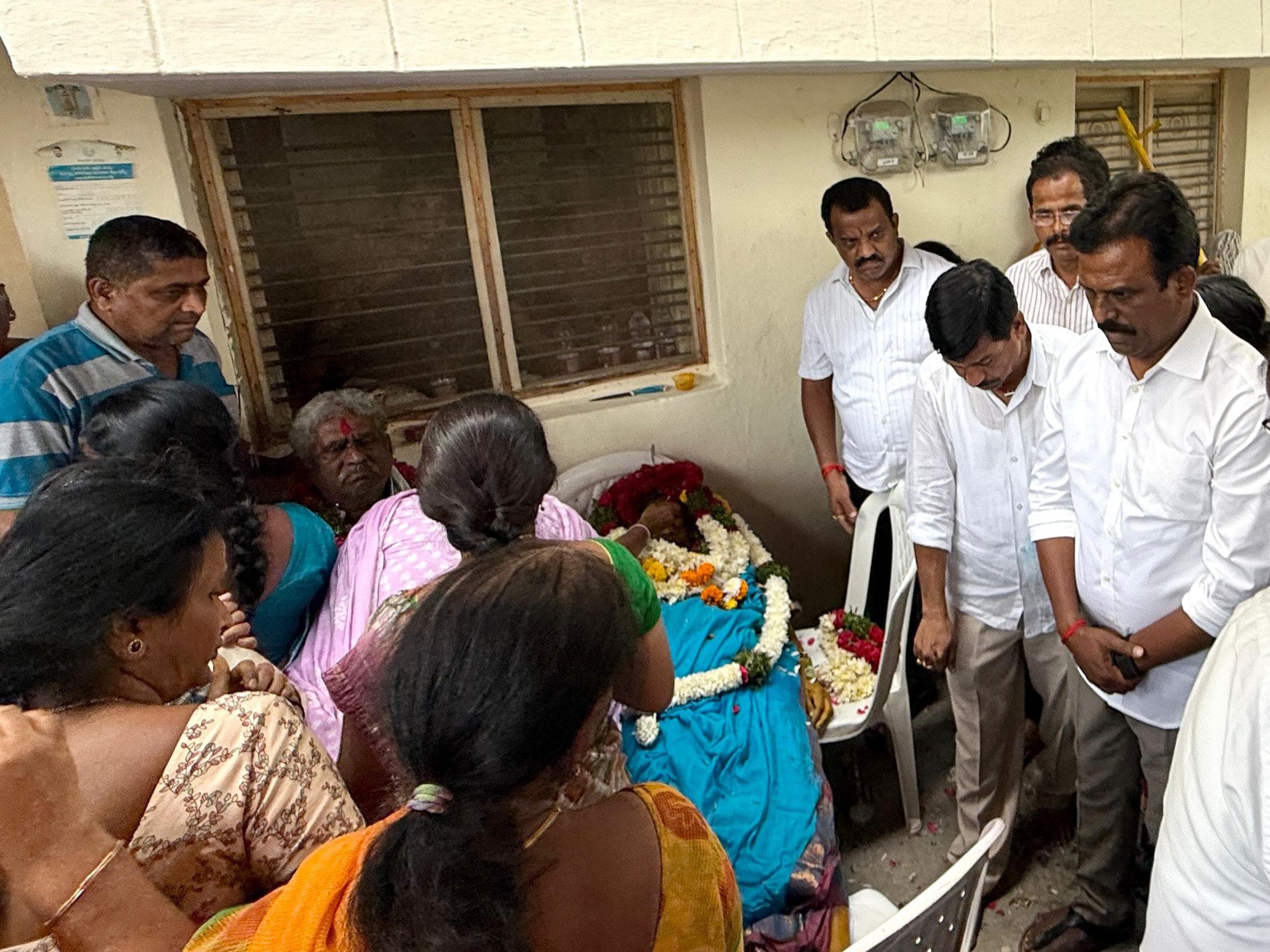 కాంగ్రెస్ నేతకు మాతృవియోగం