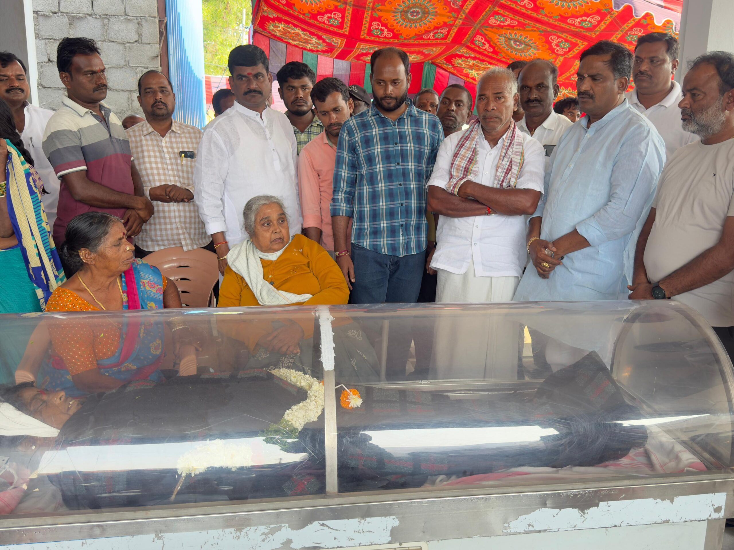 కాంగ్రెస్ పార్టీ సీనియర్ నాయకుడు సతీమణికి నివాళులర్పించిన ఎమ్మెల్యే.