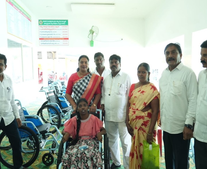 నందిగామలో దివ్యాంగులకు ఉచిత వీల్ చైర్లు పంపిణీ