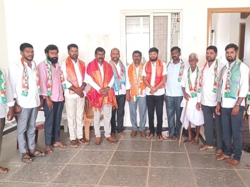 కాంగ్రెస్ పార్టీలో చేరిన వార్డు మెంబర్లు