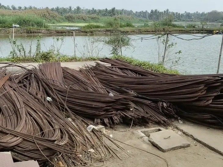 తుప్పు పడుతున్న ఐరన్.. పట్టించుకొని అధికారలు..!