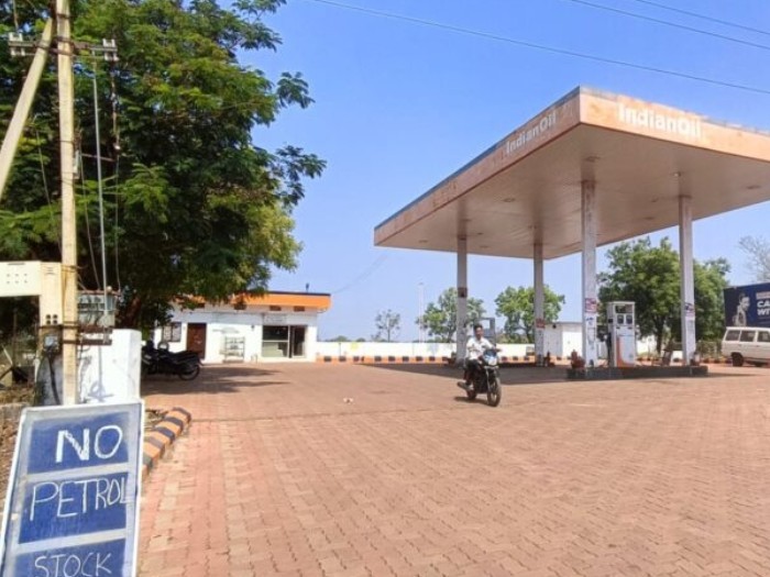 పెట్రోల్ బంకులో ‘నో స్టాక్’ బోర్డులు