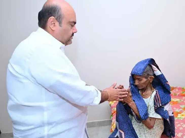 మాజీ సర్పంచ్ కుటుంబాన్ని పరామర్శించిన బేబినాయన