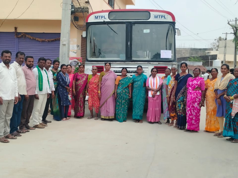 సీఎం సభకు తరలివెళ్లిన కాంగ్రెస్ నాయకులు