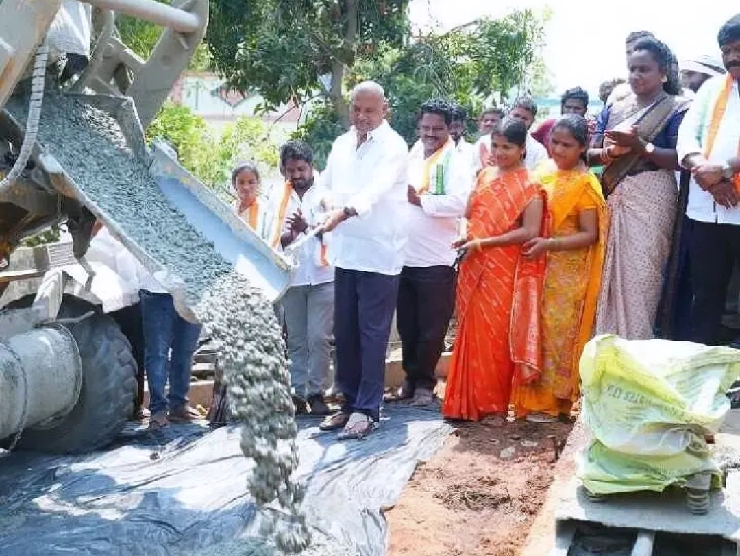 అవంతిపురంలో సీసీ రోడ్డు పనులకు శ్రీకారం!