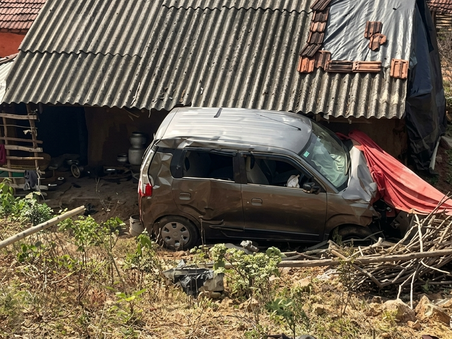 రహదారిపై కారు పల్టీ.. ఒకరికి తీవ్రగాయాలు