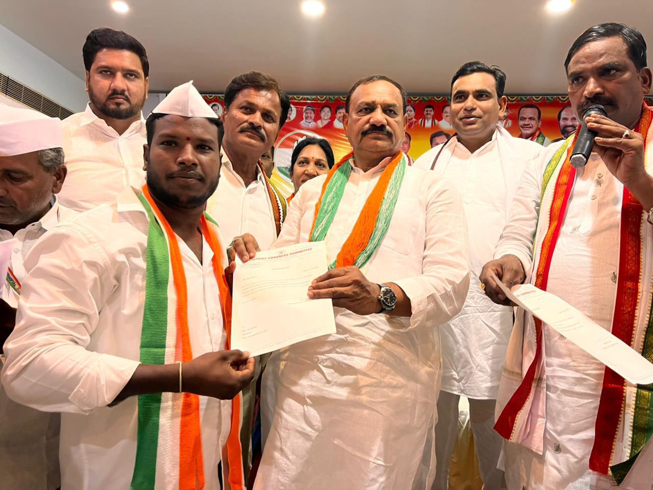 నియామక పత్రం అందుకుంటున్న ఇంజ నరేష్..