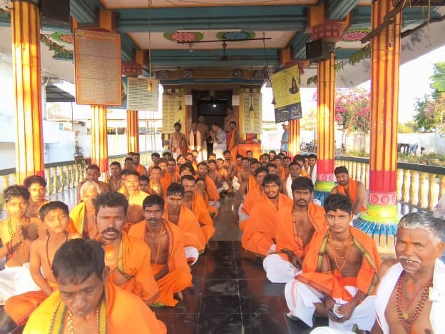 భక్తులు మాల దీక్షతో ఆంజనేయ ఉత్సవం