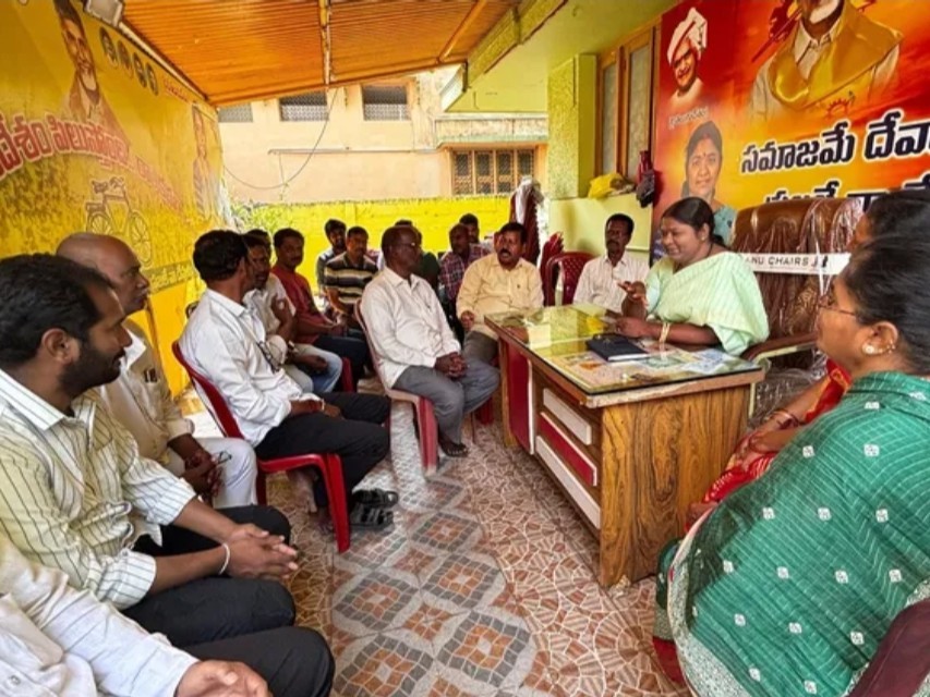 జిల్లా అధ్యక్షురాలు దృష్టికి ప్రజా సమస్యలు..!