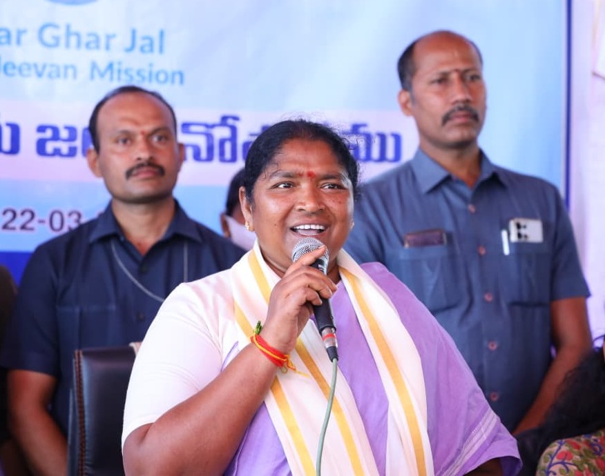 నీరు మానవ మనుగడకు ప్రాణాధారం: సీతక్క